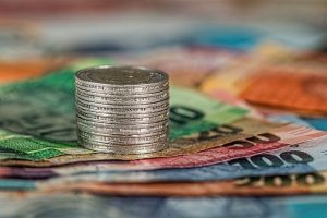 фото куда откладывать деньги украинцам - на депозит или карту, может в ячейку банка